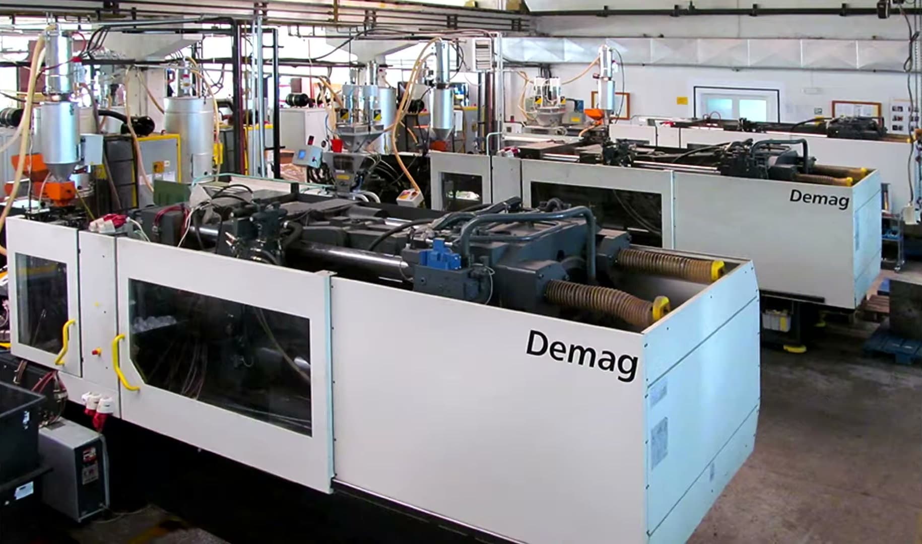 Термопластавтомат Demag, вид со стороны узла впрыска